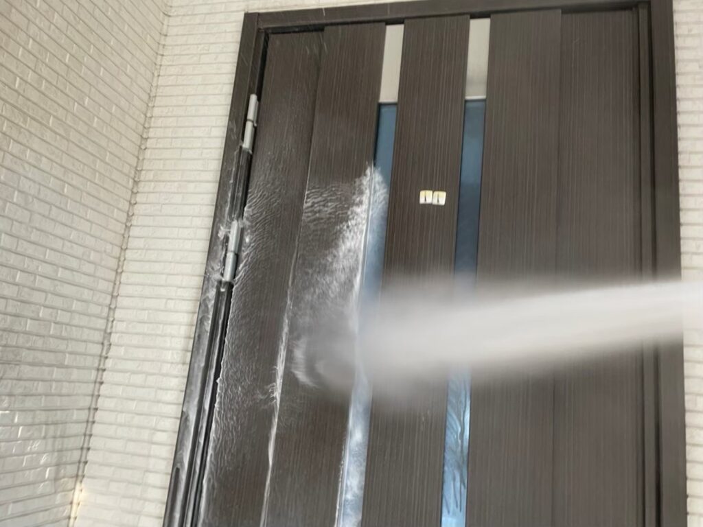 玄関ドア高圧洗浄